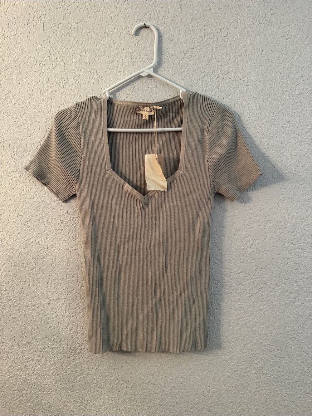 Ribbed V-Neck Short Sleeve Top in Taupe